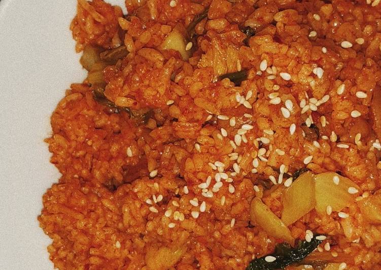 Kimchi Fried Rice 김치 볶음밥 (Kimchi Bokkeumbap)